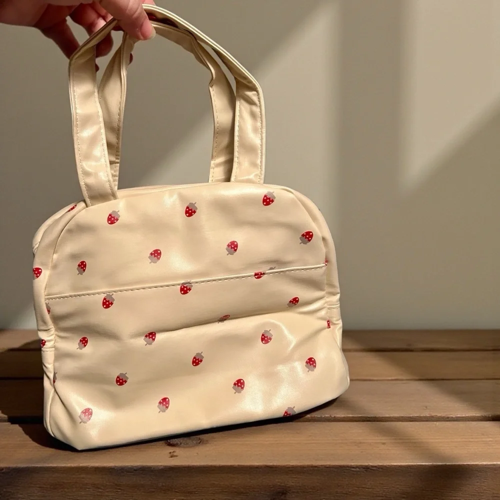 🍓 Berry Chic! Insulated Strawberry Lunch Tote - Picture 3 of 5